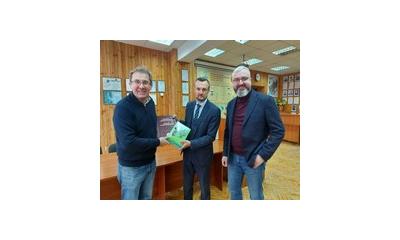 У переддень Міжнародного дня дарування книг ННСГБ НААН отримала унікальні книги від декана факультету землевпорядкування НУБіП України, д.е.н., доцента Тараса Євсюкова та завідувача кафедрою землевпорядного проектування НУБіП України, члена-кореспондента 